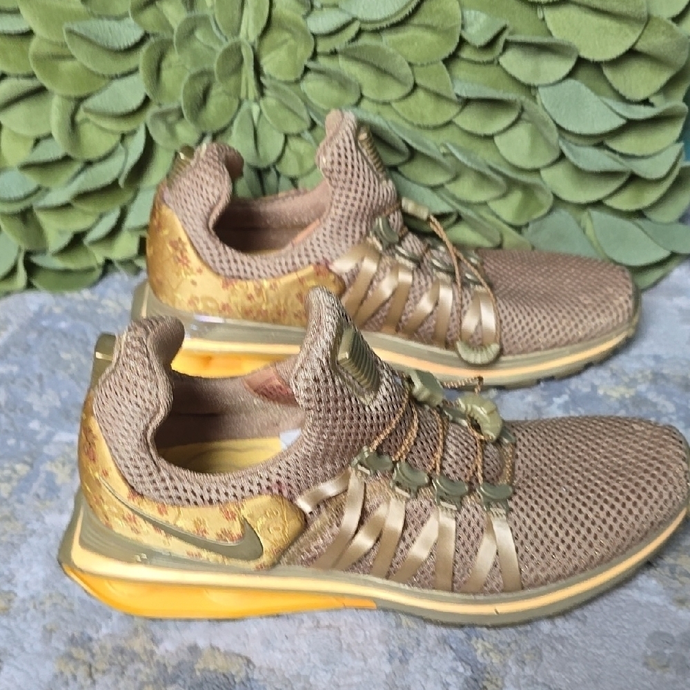 Women's Nike Athletic Shoe Shox Gravity Metallic - Picture 5 of 13